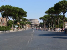 Via_dei_fori_Imperiali_and_colosseum